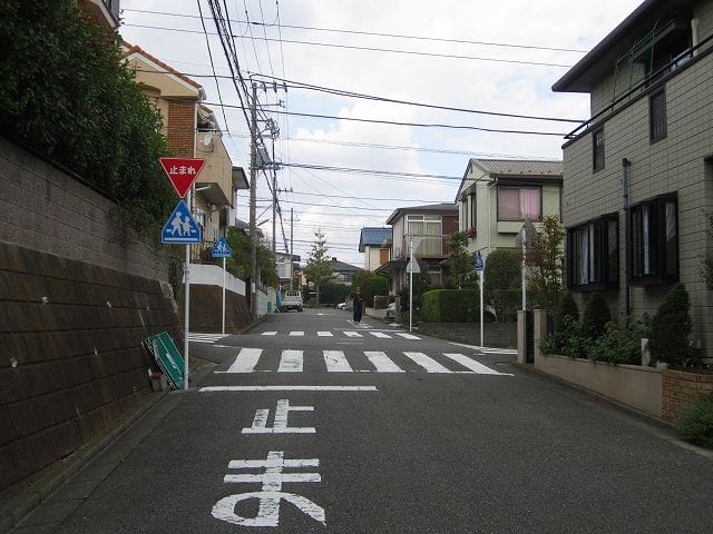 住宅街の一時停止